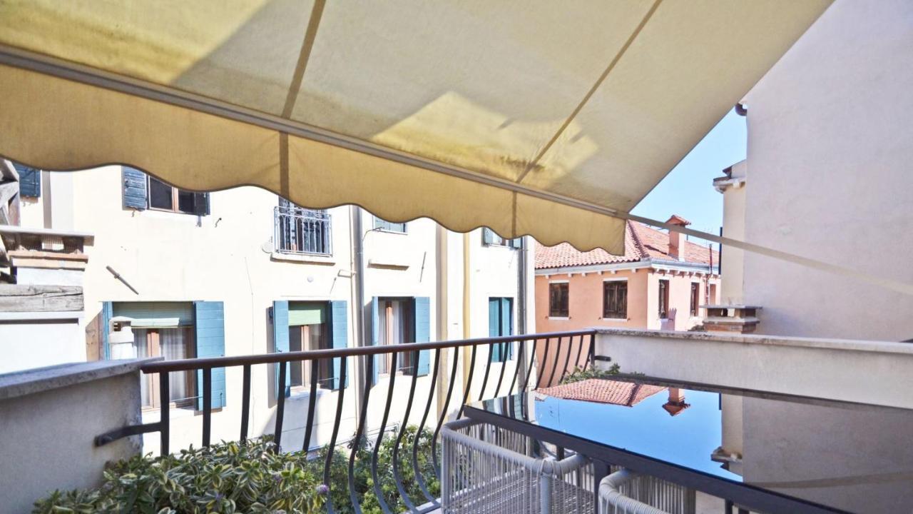 Ai Bareteri Luxury Canal View Венеция Экстерьер фото