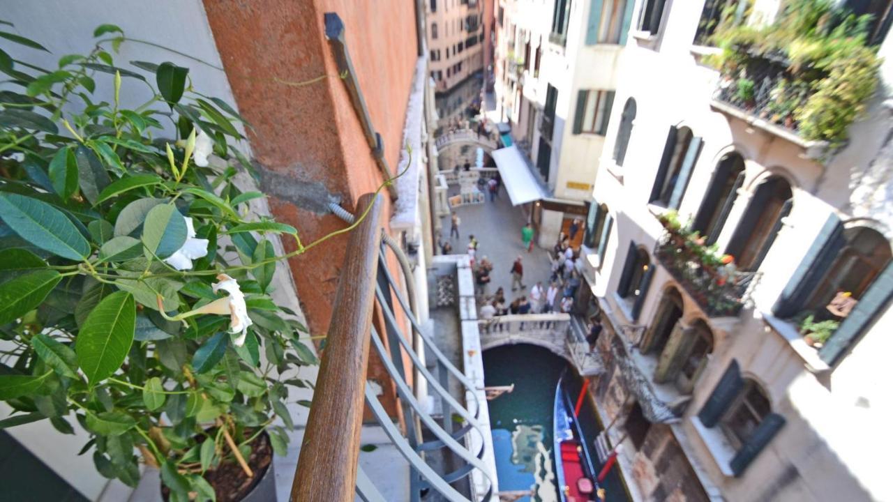 Ai Bareteri Luxury Canal View Венеция Экстерьер фото