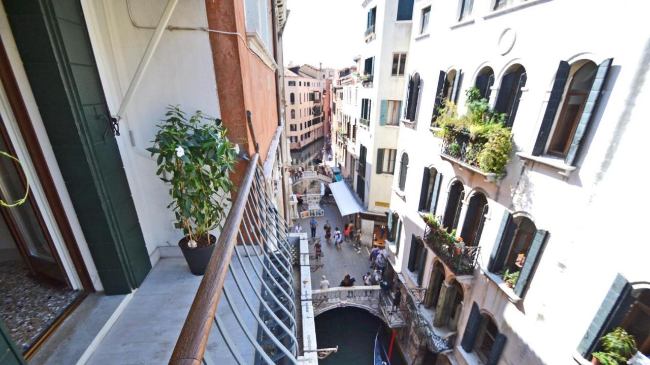 Ai Bareteri Luxury Canal View Венеция Экстерьер фото