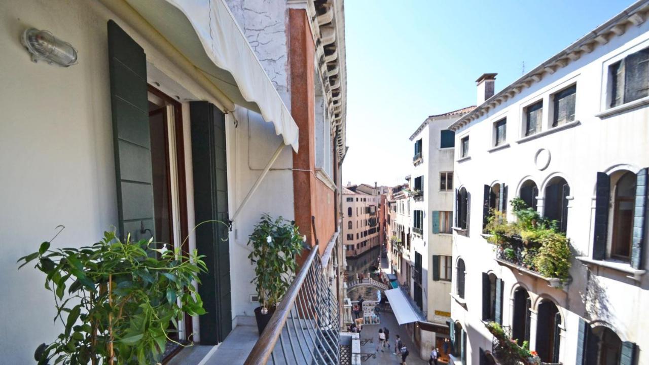 Ai Bareteri Luxury Canal View Венеция Экстерьер фото