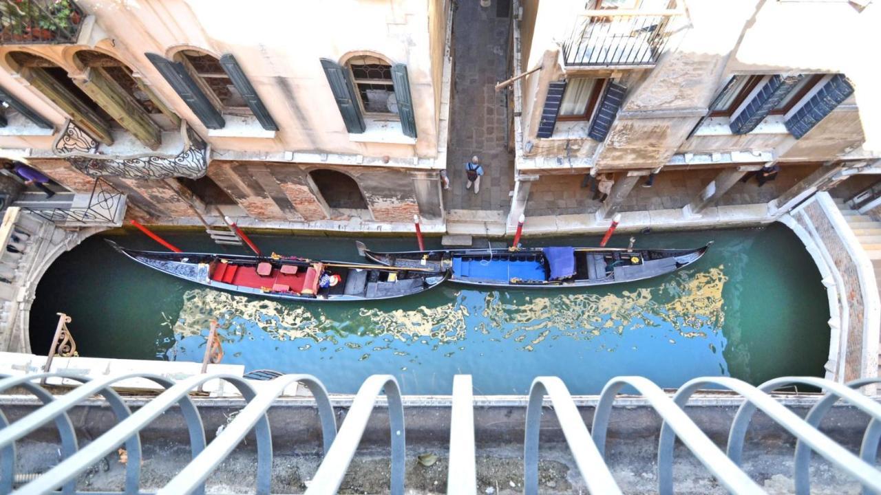 Ai Bareteri Luxury Canal View Венеция Экстерьер фото