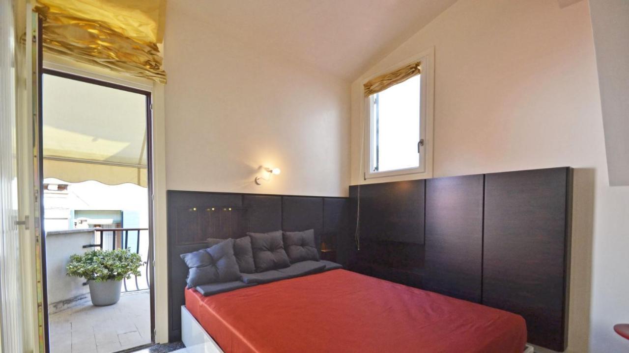 Ai Bareteri Luxury Canal View Венеция Экстерьер фото