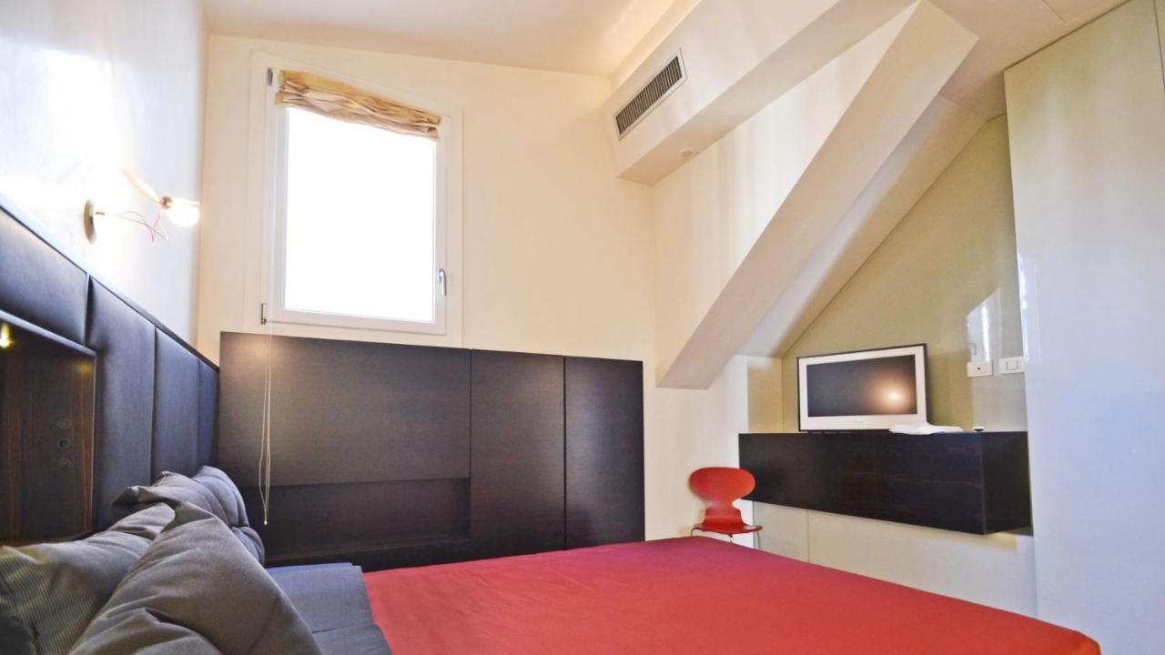 Ai Bareteri Luxury Canal View Венеция Экстерьер фото