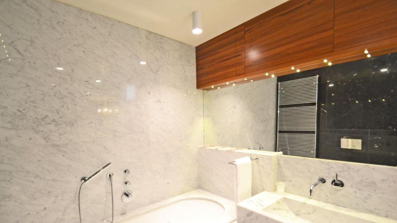 Ai Bareteri Luxury Canal View Венеция Экстерьер фото