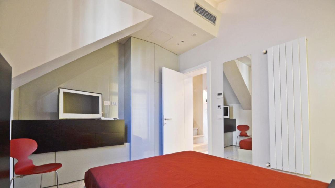 Ai Bareteri Luxury Canal View Венеция Экстерьер фото
